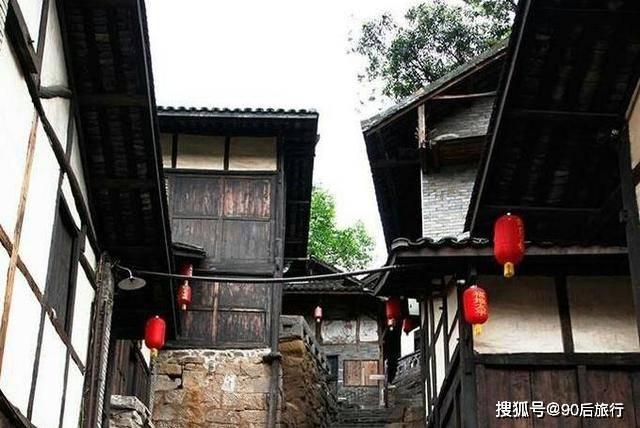 “开门杀”撞倒骑车人 违停司机需担责